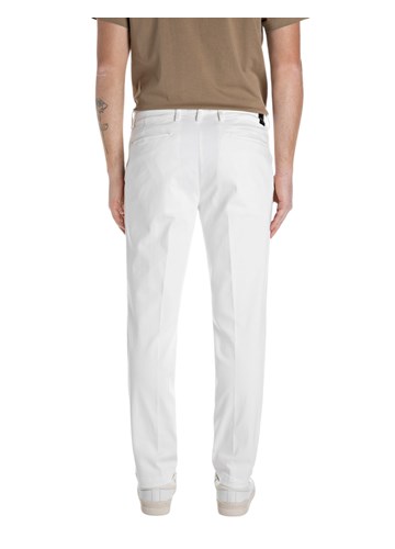 Replay BENNI HYPERFLEX REGULAR FIT CHINO HLAČE U BIJELOJ BOJI M9722E 8366197 - 2