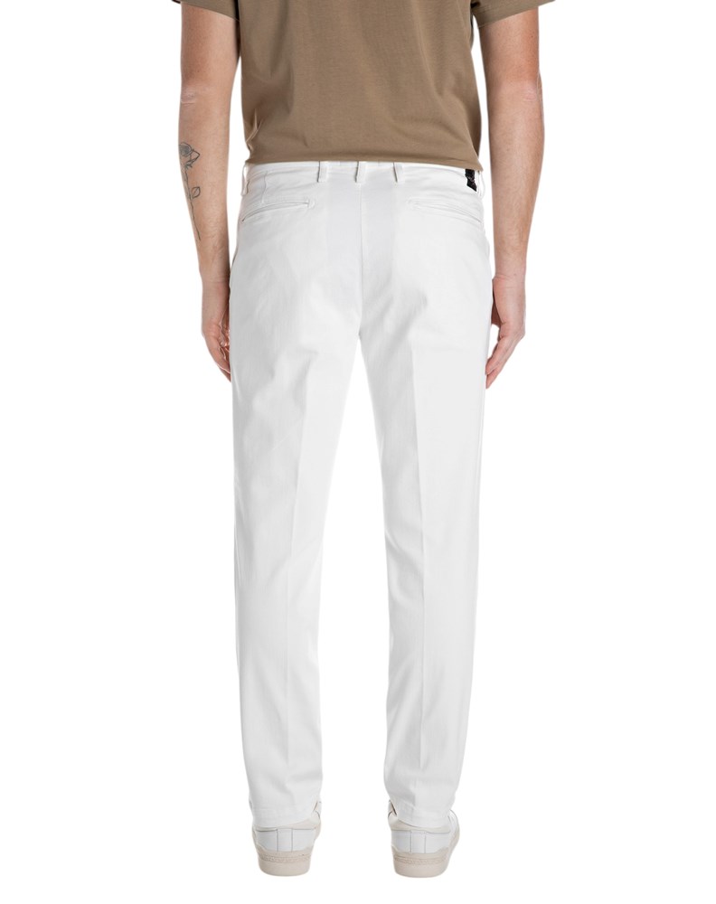 Replay BENNI HYPERFLEX REGULAR FIT CHINO HLAČE U BIJELOJ BOJI M9722E 8366197 - 2