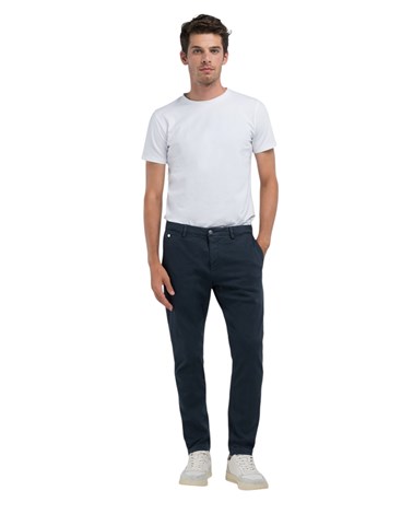 M9722E 8366197 Replay benni hyperflex regular fit chino hlače u plavoj boji m9722e 8366197 Replay benni hyperflex regular fit chino hlače u plavoj boji m9722e 8366197