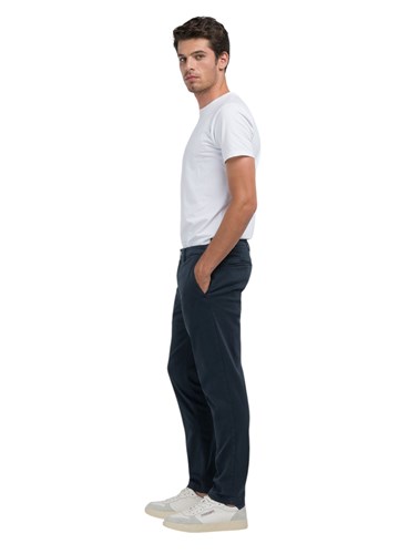 Replay BENNI HYPERFLEX REGULAR FIT CHINO HLAČE U PLAVOJ BOJI M9722E 8366197 - 2