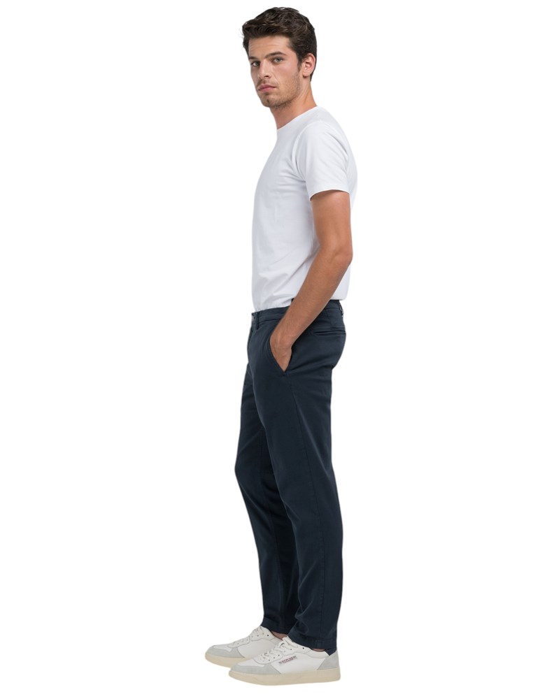 Replay BENNI HYPERFLEX REGULAR FIT CHINO HLAČE U PLAVOJ BOJI M9722E 8366197 - 2