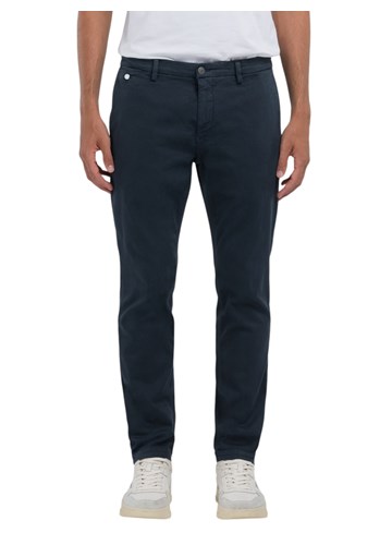 Replay BENNI HYPERFLEX REGULAR FIT CHINO HLAČE U PLAVOJ BOJI M9722E 8366197 - 3