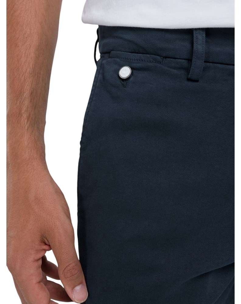 Replay BENNI HYPERFLEX REGULAR FIT CHINO HLAČE U PLAVOJ BOJI M9722E 8366197 - 4