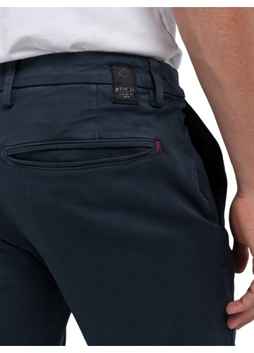 Replay BENNI HYPERFLEX REGULAR FIT CHINO HLAČE U PLAVOJ BOJI M9722E 8366197 - 5
