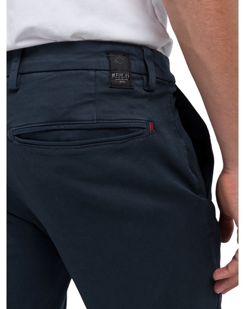 Replay BENNI HYPERFLEX REGULAR FIT CHINO HLAČE U PLAVOJ BOJI M9722E 8366197 - 5