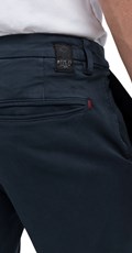 BENNI HYPERFLEX REGULAR FIT CHINO HLAČE U PLAVOJ BOJI M9722E 8366197 - 5
