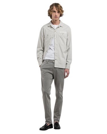 M9722E 8366197 Replay benni hyperflex regular fit chino hlače u sivoj boji m9722e 8366197 Replay benni hyperflex regular fit chino hlače u sivoj boji m9722e 8366197