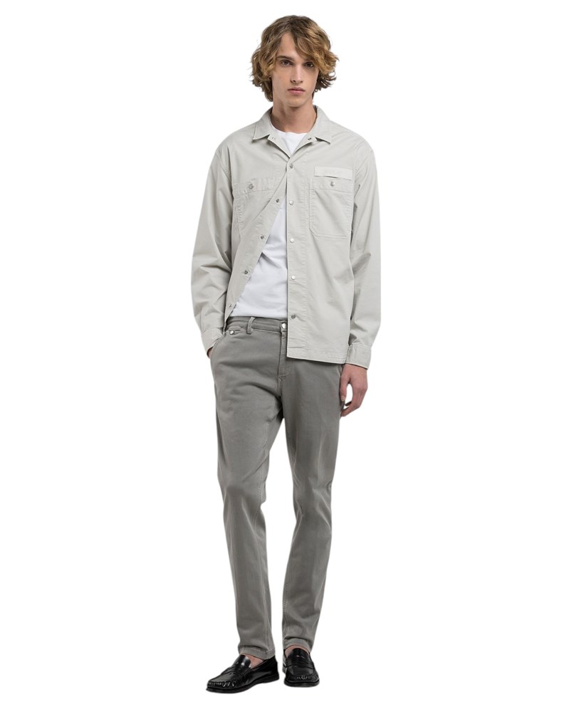 Replay BENNI HYPERFLEX REGULAR FIT CHINO HLAČE U SIVOJ BOJI M9722E 8366197 - 1