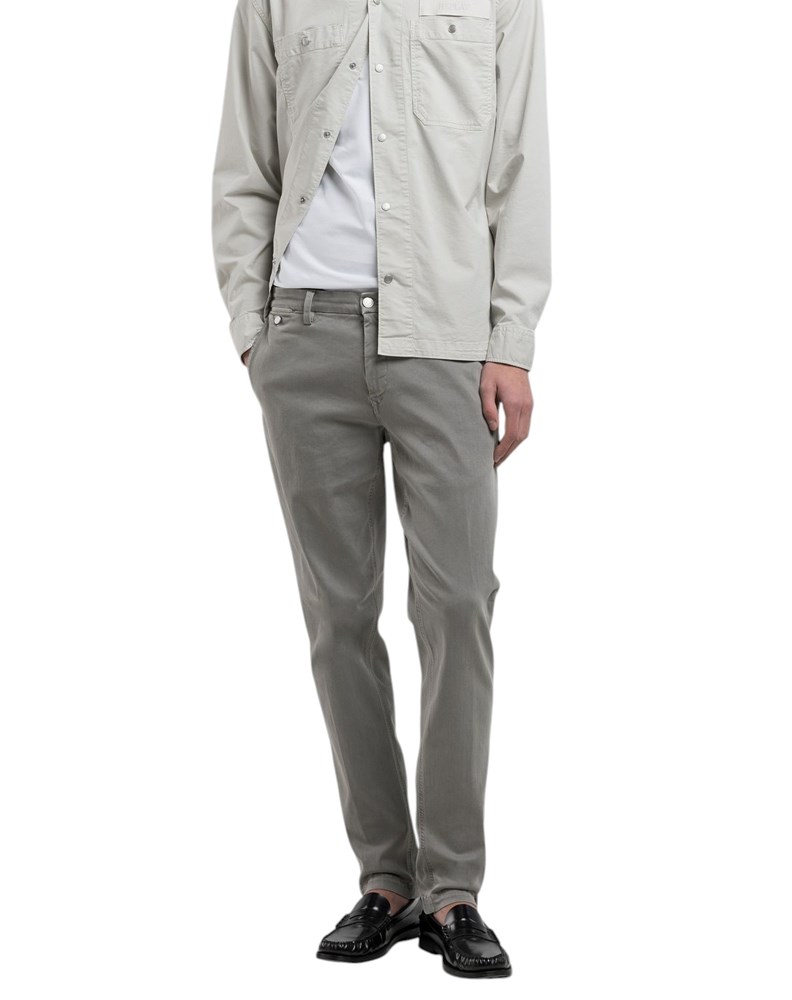 Replay BENNI HYPERFLEX REGULAR FIT CHINO HLAČE U SIVOJ BOJI M9722E 8366197 - 2