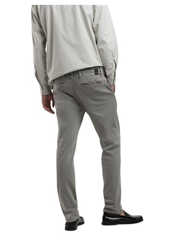 Replay BENNI HYPERFLEX REGULAR FIT CHINO HLAČE U SIVOJ BOJI M9722E 8366197 - 3