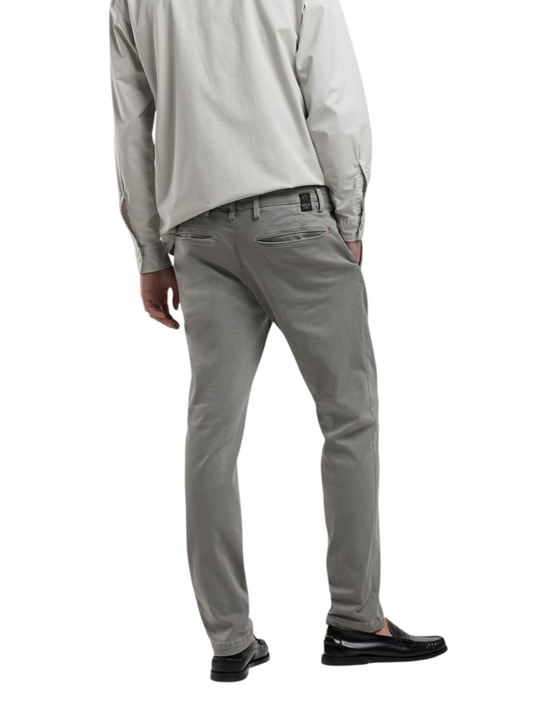 Replay BENNI HYPERFLEX REGULAR FIT CHINO HLAČE U SIVOJ BOJI M9722E 8366197 - 3