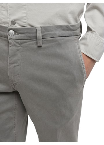 Replay BENNI HYPERFLEX REGULAR FIT CHINO HLAČE U SIVOJ BOJI M9722E 8366197 - 6