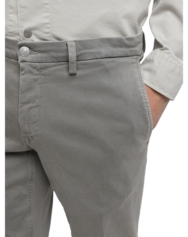 Replay BENNI HYPERFLEX REGULAR FIT CHINO HLAČE U SIVOJ BOJI M9722E 8366197 - 6