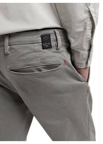 Replay BENNI HYPERFLEX REGULAR FIT CHINO HLAČE U SIVOJ BOJI M9722E 8366197 - 8