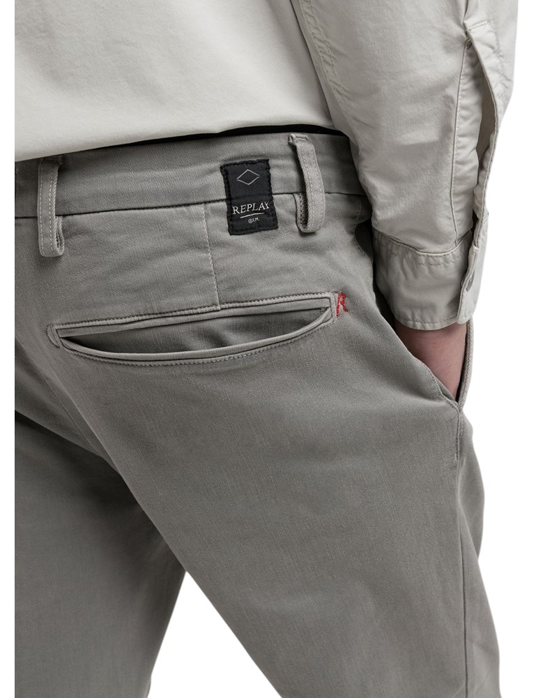 Replay BENNI HYPERFLEX REGULAR FIT CHINO HLAČE U SIVOJ BOJI M9722E 8366197 - 8