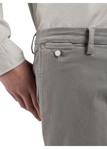 Replay BENNI HYPERFLEX REGULAR FIT CHINO HLAČE U SIVOJ BOJI M9722E 8366197 - 7