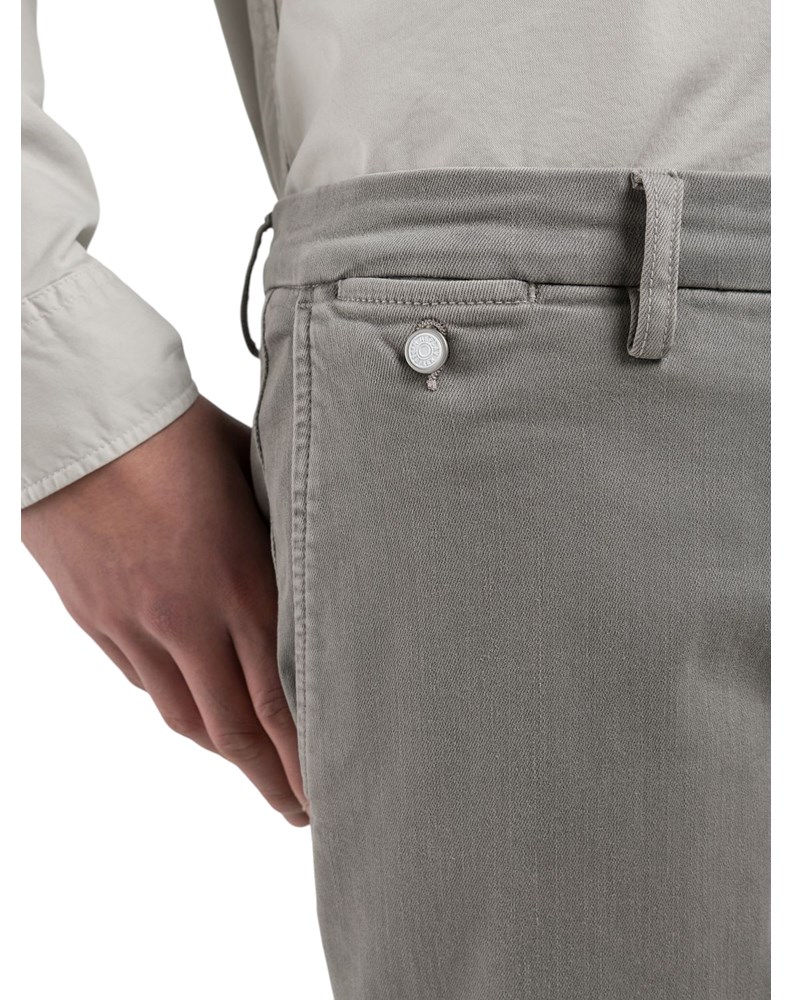 Replay BENNI HYPERFLEX REGULAR FIT CHINO HLAČE U SIVOJ BOJI M9722E 8366197 - 7