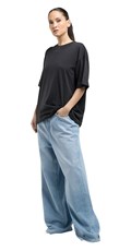 CRNA BOYFIT MAJICA S PRINTOM NA LEĐIMA - 1
