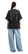CRNA BOYFIT MAJICA S PRINTOM NA LEĐIMA - 2