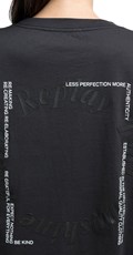 CRNA BOYFIT MAJICA S PRINTOM NA LEĐIMA - 4