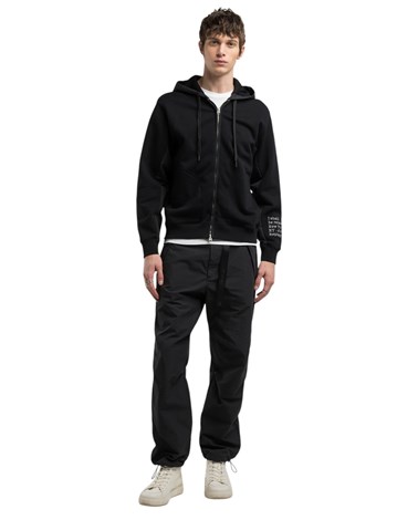 Replay crni hoodie s ispisom slova na rukavu