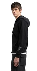 CRNI HOODIE S ISPISOM SLOVA NA RUKAVU - 2