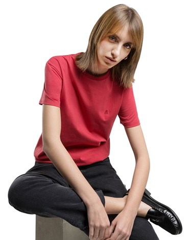 Replay crvena majica regularnog kroja s izvezenim slovom r