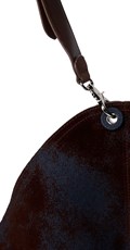 ŽENSKA HOBO TORBA S EFEKTOM BRUŠENE KOŽE I DETALJIMA OD TRAPERA - 7