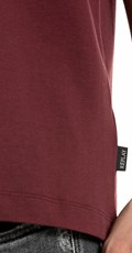 BORDO MAJICA OPUŠTENOG KROJA S LIQUID-EFFECT PRINTOM - 4