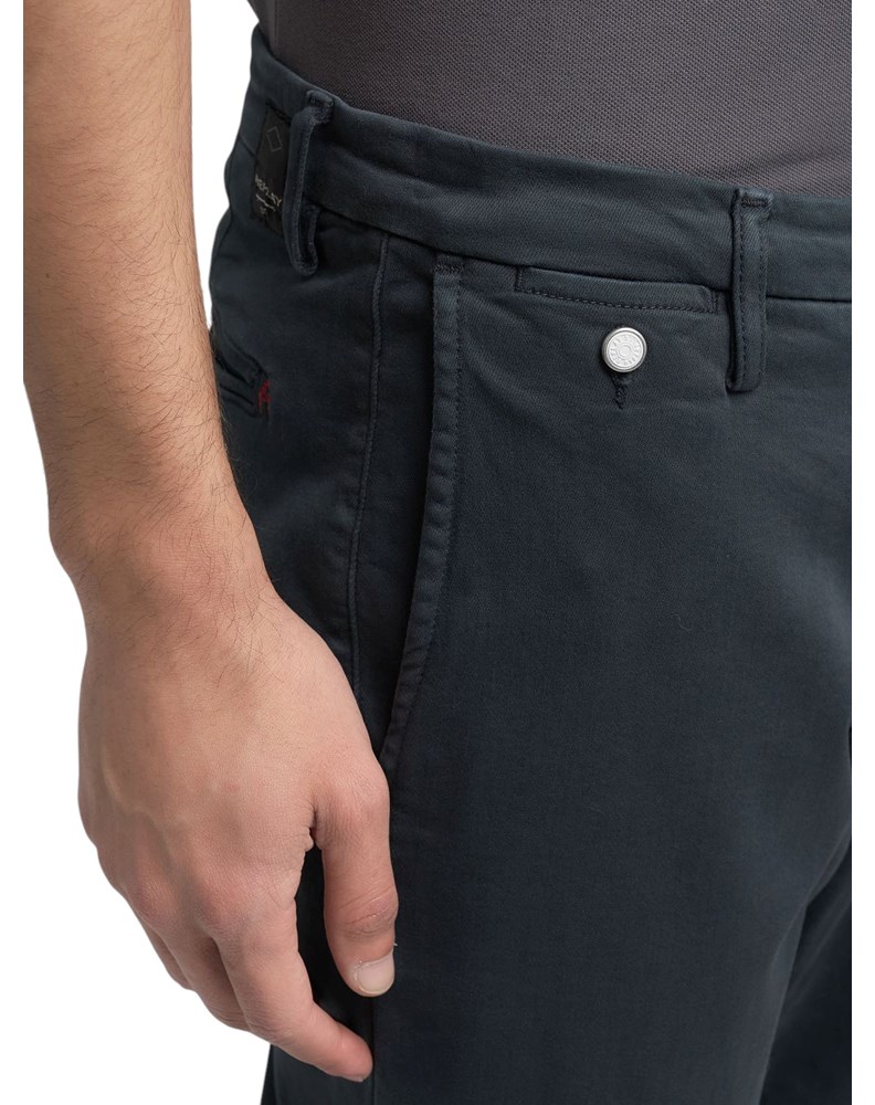 Replay BENNI HYPERFLEX REGULAR FIT CHINO HLAČE U ZELENOJ BOJI M9722E 8366197 - 7