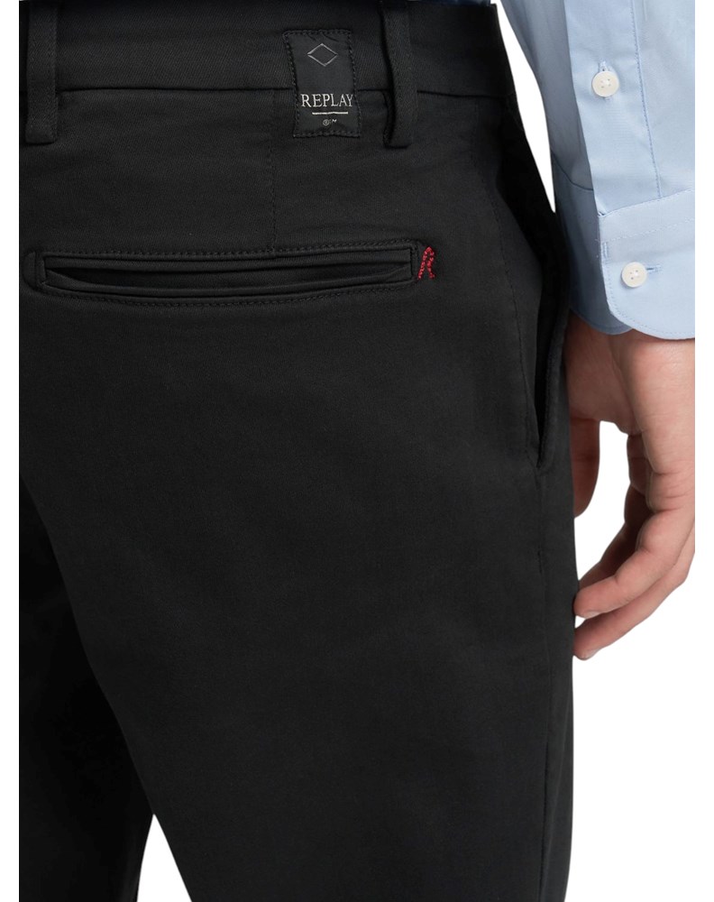 Replay BENNI HYPERFLEX REGULAR FIT CHINO HLAČE U CRNOJ BOJI M9722E 8366197 - 7