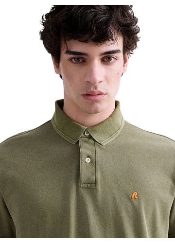 Replay MASLINASTO ZELENA POLO MAJICA OD PIQUE PAMUKA S IZVEZENIM SLOVOM R - 7