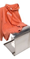 NARANČASTI SWEATSHIRT S KAPULJAČOM I PRINTOM BROJA - 1