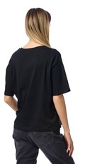 CRNA MAJICA SPUŠTENIH RAMENA S MAXI PRINTOM - 4