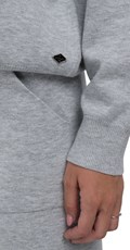 ŽENSKI SIVI PULOVER S REBRASTIM DETALJIMA - 4