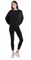 ŽENSKI CRNI SWEATSHIRT S PROREZOM NA LEĐIMA - 3