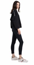 ŽENSKI CRNI SWEATSHIRT S PROREZOM NA LEĐIMA - 1