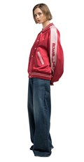 CRVENA BOMBER JAKNA S LOGOTIP NATPISOM NA RUKAVU - 4