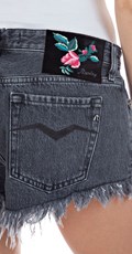ŽENSKE KRATKE JEANS HLAČE S TRETIRANIM RUBOVIMA - 8